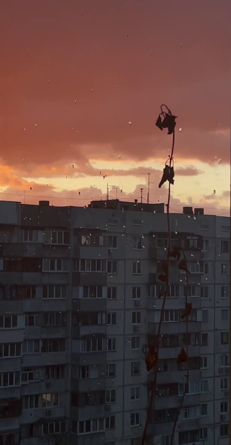 Над Києвом "запалало" небо. Дивіться, що сталося після граду (неймовірні фото)