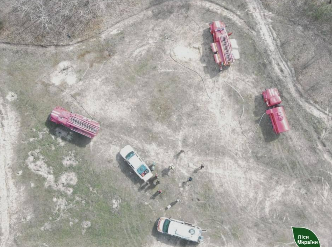 Українцям показали, як тренують пожежників у польових умовах: унікальні фото