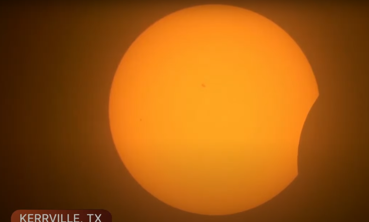 Мир увидел полное солнечное затмение. Невероятный момент сняли на видео