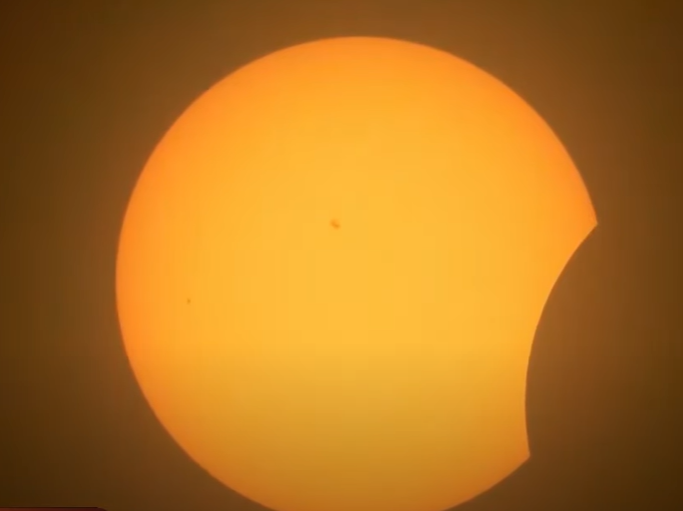 Мир увидел полное солнечное затмение. Невероятный момент сняли на видео