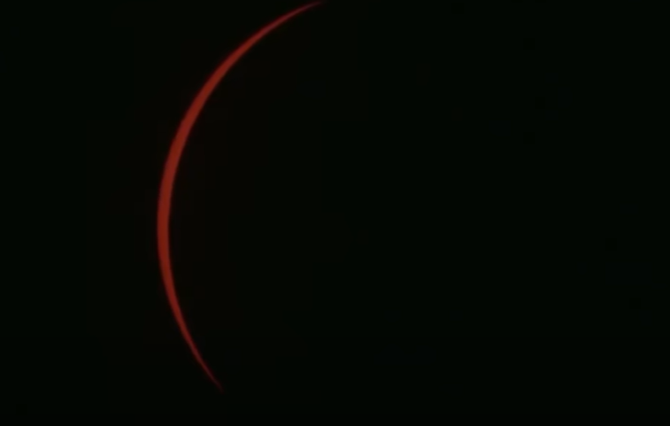 Мир увидел полное солнечное затмение. Невероятный момент сняли на видео