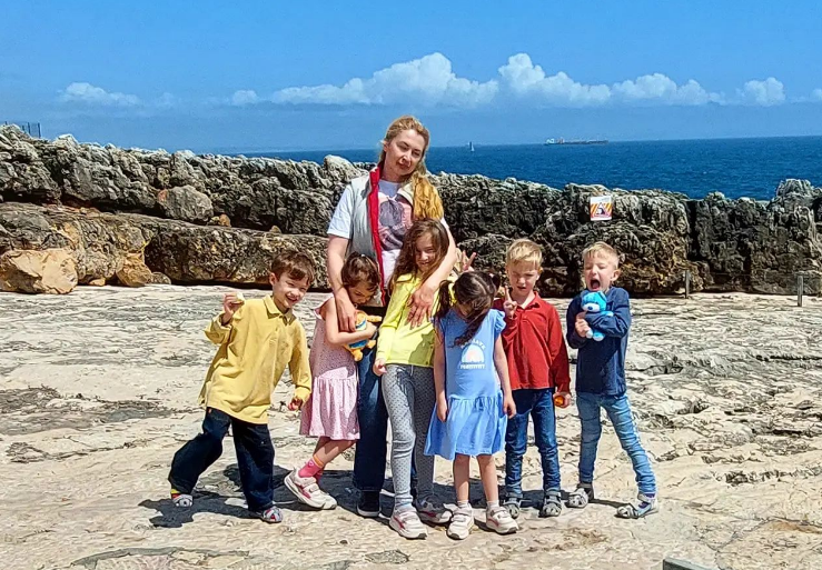 Народила п'ятірню й залишилась без чоловіка: де і як живе сьогодні багатодітна українка з Одеси