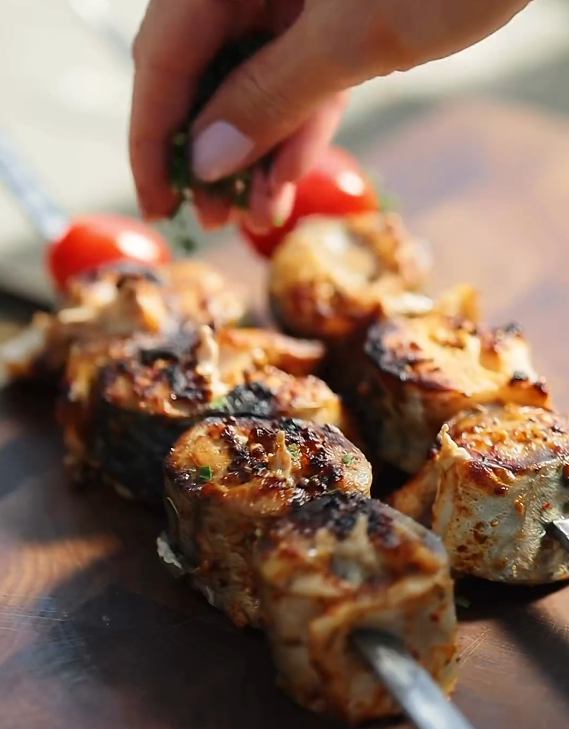 Скумбрия на углях от звезд "МастерШефа": такая рыбка тает во рту и заменит обычный шашлык