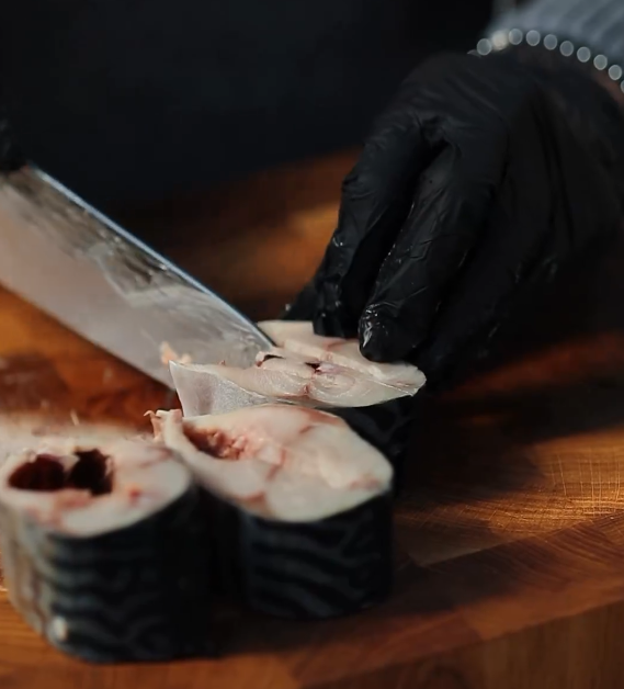 Скумбрия на углях от звезд "МастерШефа": такая рыбка тает во рту и заменит обычный шашлык