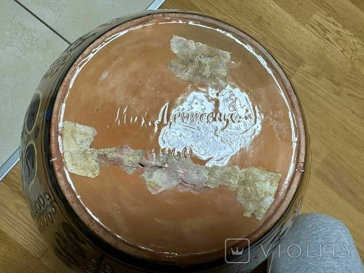 "Скарб" у серванті. Така ваза коштує 75 тисяч гривень і ось як вона виглядає (фото)