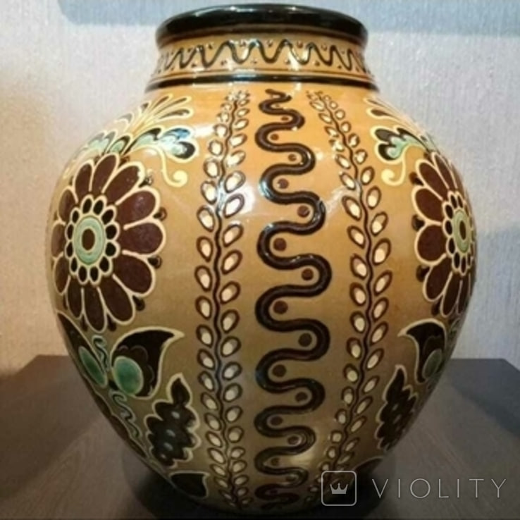 "Скарб" у серванті. Така ваза коштує 75 тисяч гривень і ось як вона виглядає (фото)