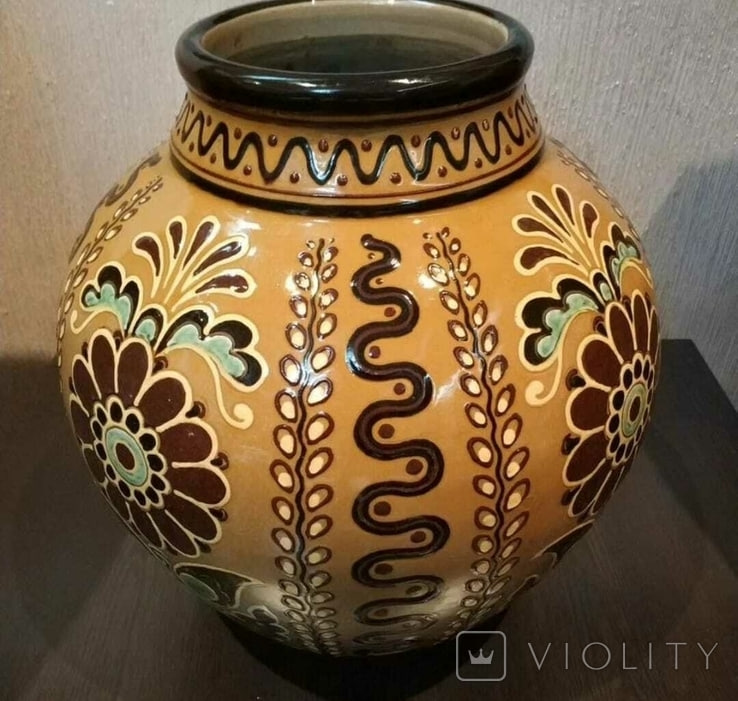 "Скарб" у серванті. Така ваза коштує 75 тисяч гривень і ось як вона виглядає (фото)