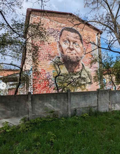 Найбільший мурал з Валерієм Залужним з'явився у Києві: де його можна побачити (фото)