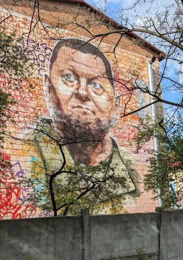 Найбільший мурал з Валерієм Залужним з'явився у Києві: де його можна побачити (фото)