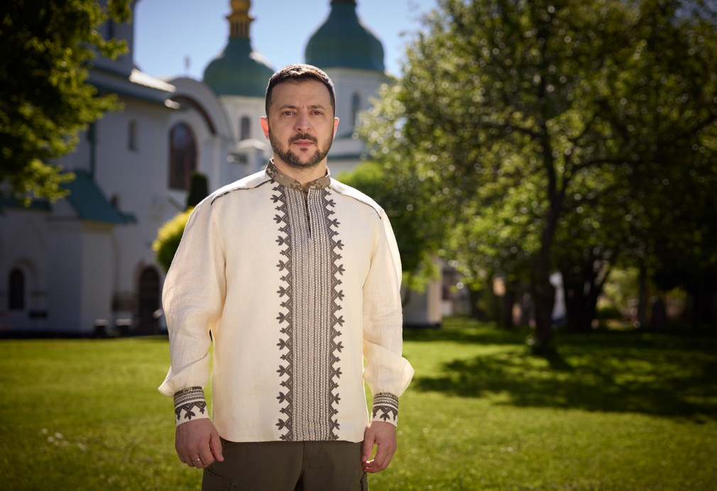 Зеленський привітав українців із Великоднем у символічній вишиванці (фото)