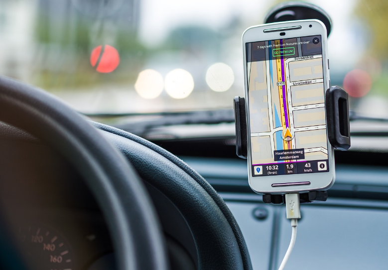 Як зарядити телефон без електрики: 12 простих способів