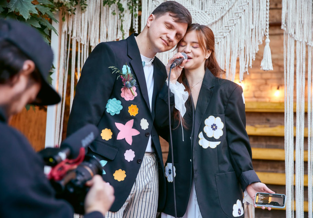 Участники группы Tember Blanche сыграли камерную свадьбу в необычных костюмах (фото)