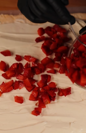 Ніжний і смачний меренговий рулет від Ектора з "МастерШеф": готується дуже легко (відео)