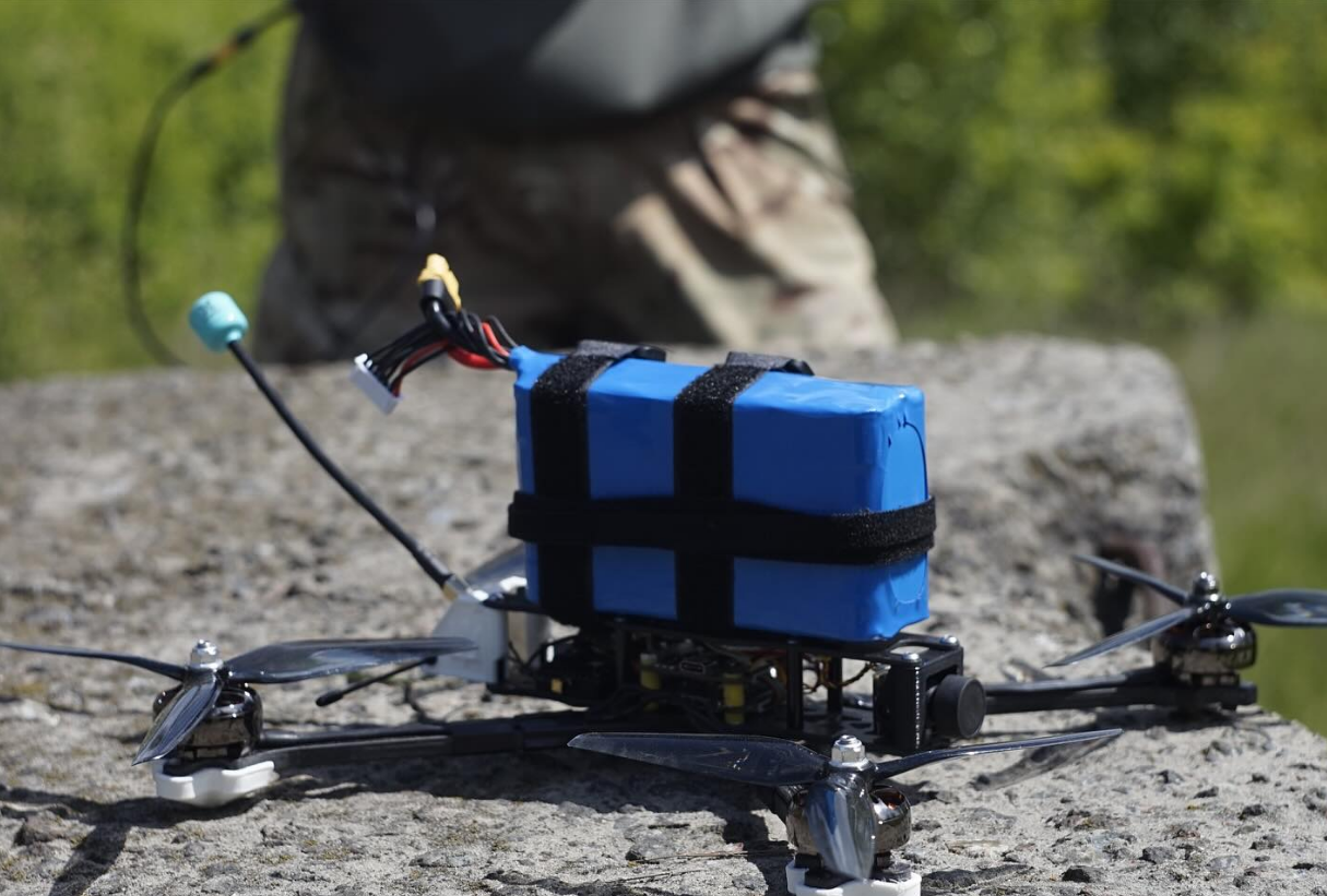 "Не так я собі уявляла підготовку до НМТ". Син Марічки Падалко зібрав перший FPV-дрон для ЗСУ (фото)