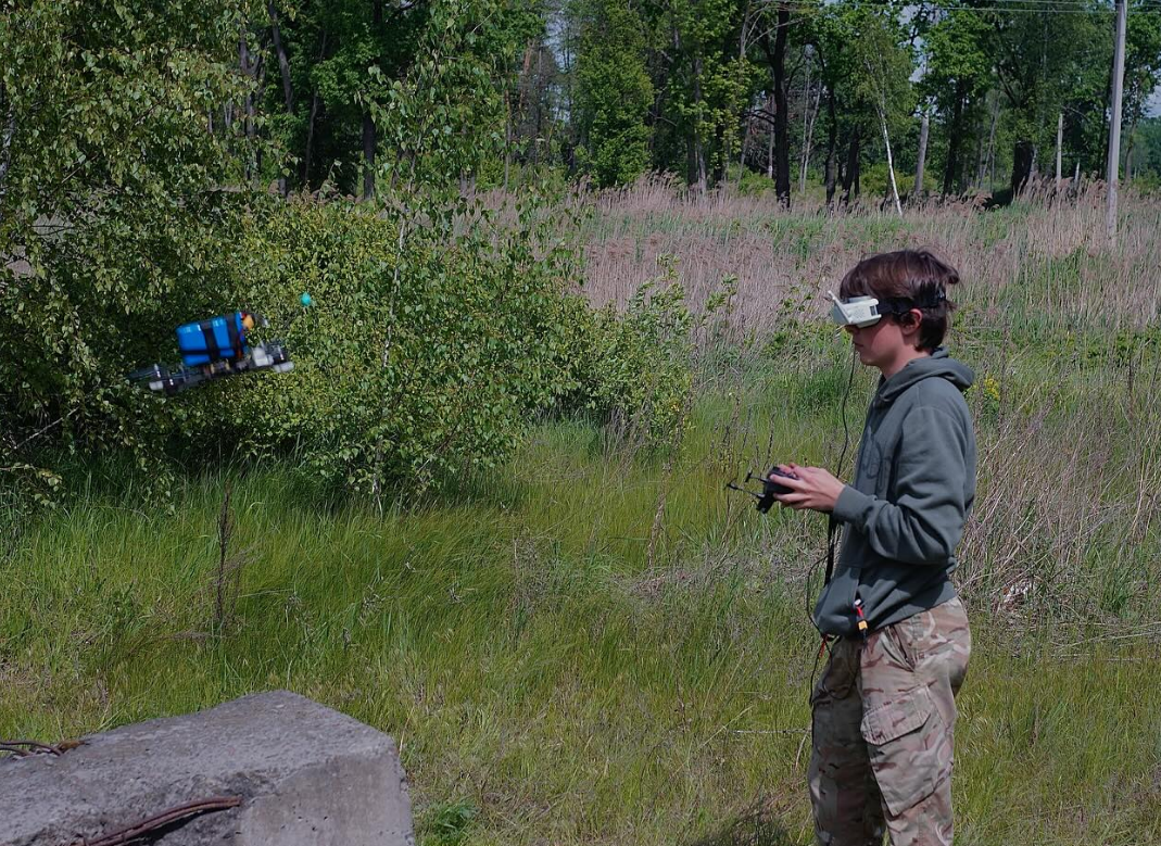 "Не так я собі уявляла підготовку до НМТ". Син Марічки Падалко зібрав перший FPV-дрон для ЗСУ (фото)