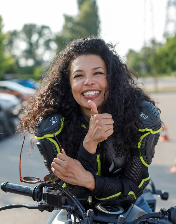 Відома 48-річна ведуча чесно сказала, що думає про усиновлення та чи хоче стати мамою