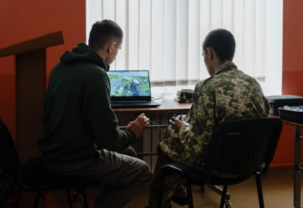 Вчителів навчатимуть військові? "Захист України" суттєво оновлюють: що зміниться для школярів і викладачів