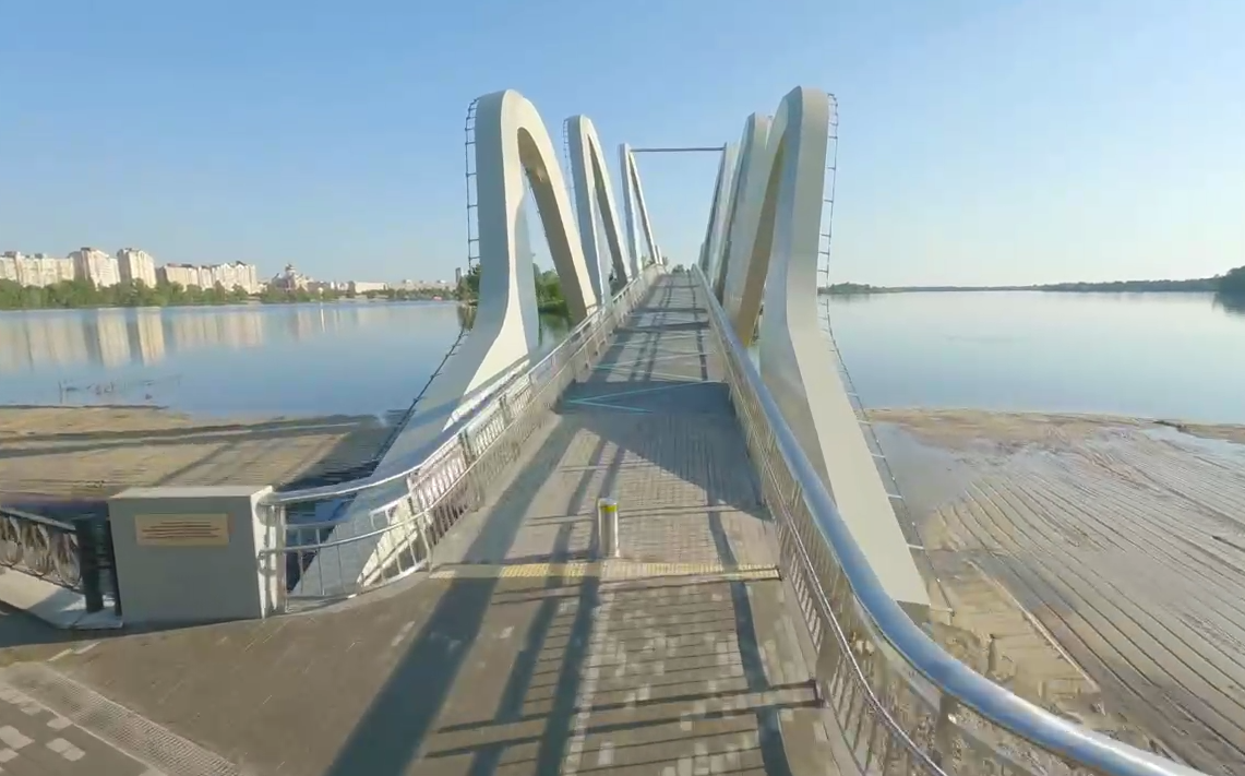 Краса на Оболоні. У Києві відкрили пішохідний міст-хвилю: як він виглядає (фото, відео)