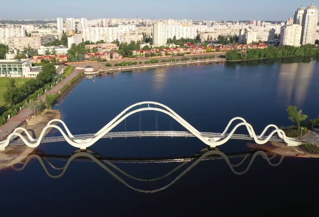 Краса на Оболоні. У Києві відкрили пішохідний міст-хвилю: як він виглядає (фото, відео)