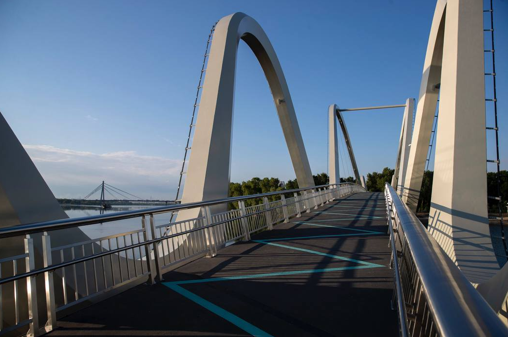 Краса на Оболоні. У Києві відкрили пішохідний міст-хвилю: як він виглядає (фото, відео)