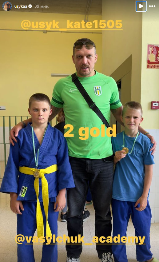 Сини Усика показалися з золотими медалями: як виглядають діти боксера (рідкісні фото)