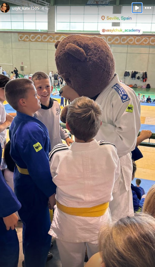 Сини Усика показалися з золотими медалями: як виглядають діти боксера (рідкісні фото)