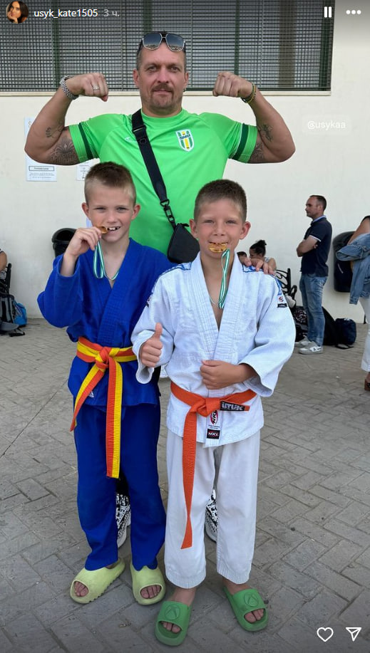 Сини Усика показалися з золотими медалями: як виглядають діти боксера (рідкісні фото)