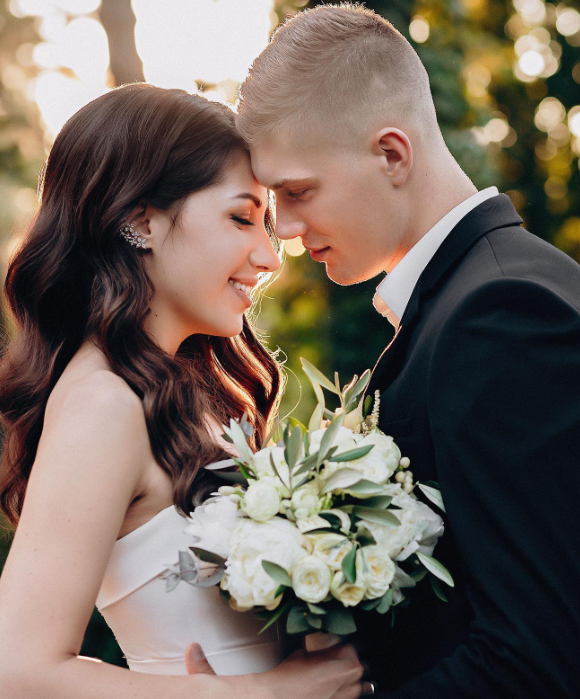 Знакомы с 1 класса: смотрите, как выглядит жена-красавица Артема Довбика