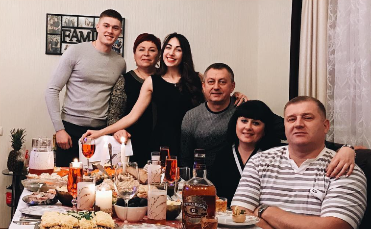 Знакомы с 1 класса: смотрите, как выглядит жена-красавица Артема Довбика