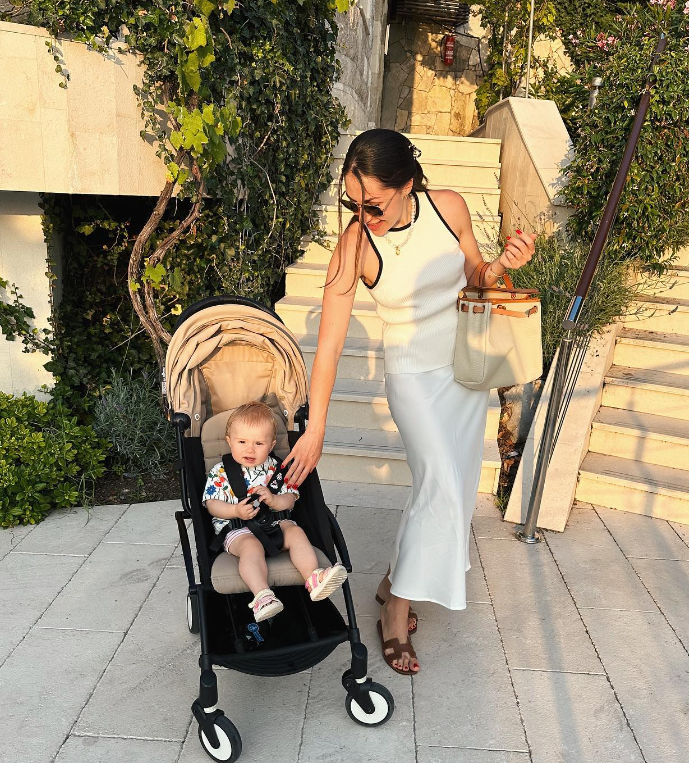 Знакомы с 1 класса: смотрите, как выглядит жена-красавица Артема Довбика