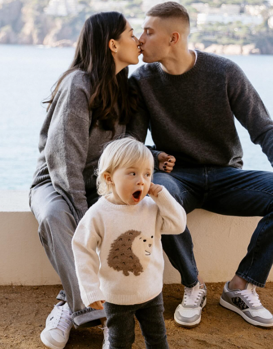 Знакомы с 1 класса: смотрите, как выглядит жена-красавица Артема Довбика