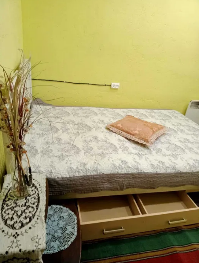 На стенах - пятна, кабели и трубы. Как выглядит самая дешевая "смарт"-квартира в Киеве (фото)