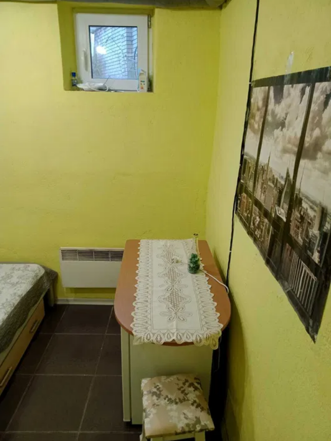 На стенах - пятна, кабели и трубы. Как выглядит самая дешевая "смарт"-квартира в Киеве (фото)