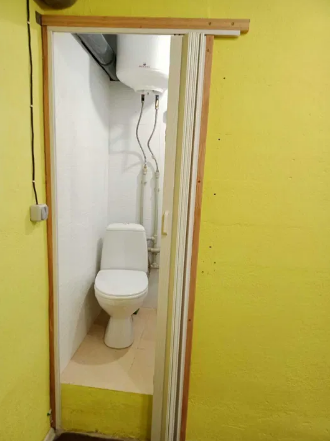 На стенах - пятна, кабели и трубы. Как выглядит самая дешевая "смарт"-квартира в Киеве (фото)