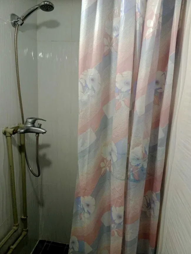 На стенах - пятна, кабели и трубы. Как выглядит самая дешевая "смарт"-квартира в Киеве (фото)