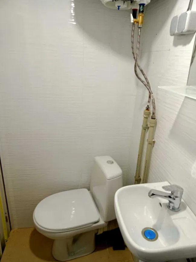 На стенах - пятна, кабели и трубы. Как выглядит самая дешевая "смарт"-квартира в Киеве (фото)