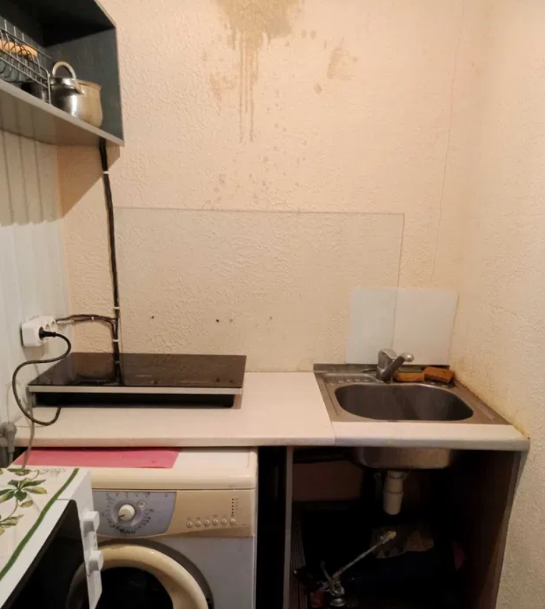 На стенах - пятна, кабели и трубы. Как выглядит самая дешевая "смарт"-квартира в Киеве (фото)