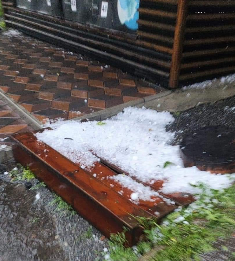 Побив автівки, будинки і врожай: у мережі показали, як град наробив лиха в Україні