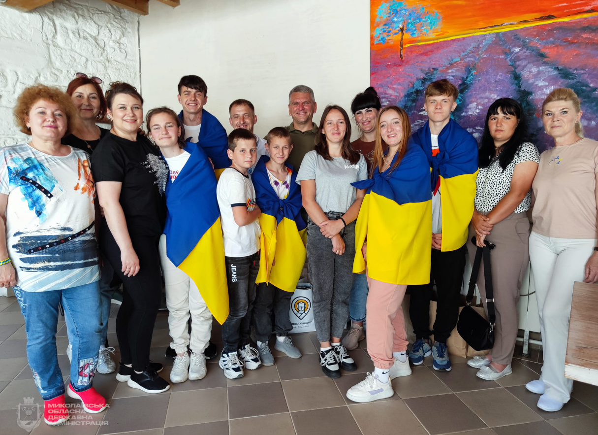 В Україну повернули п'ятьох дітей-сиріт, викрадених росіянами два роки тому: як це було (фото)