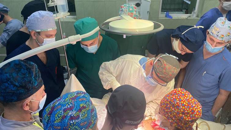 Украинец из-за спора проглотил шариковую ручку и попал на операционный стол (фото)