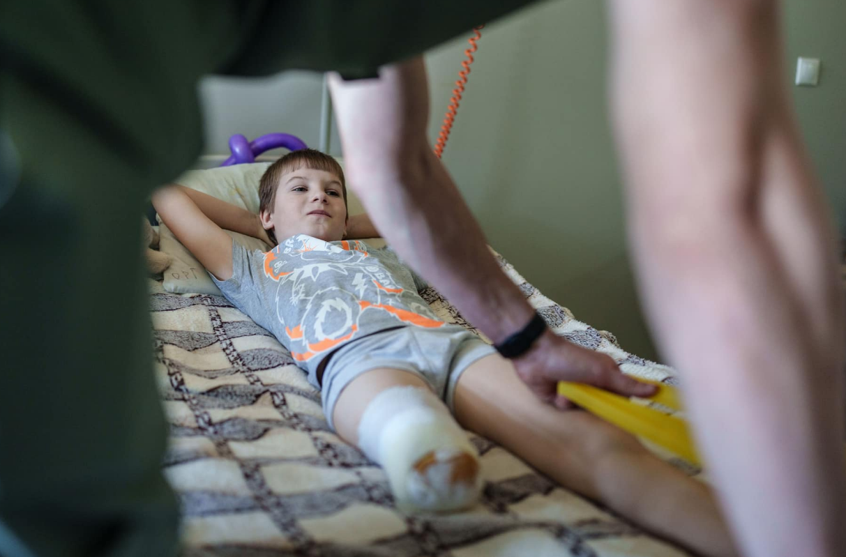 Потерял ногу, но выжил. Невероятная история спасения 11-летнего Саши из Харьковской области