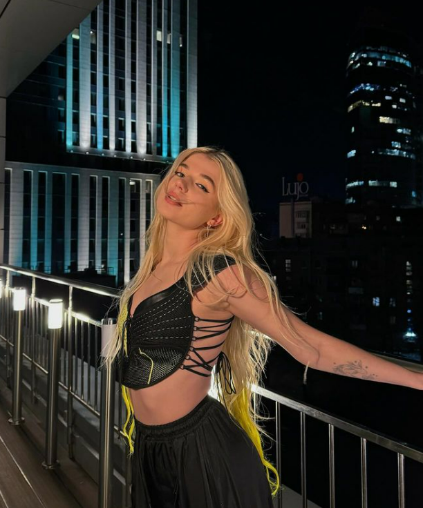 "Вже зажимається з іншою". Бойфренд української співачки втік в Росію: що відомо