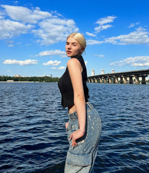 "Вже зажимається з іншою". Бойфренд української співачки втік в Росію: що відомо