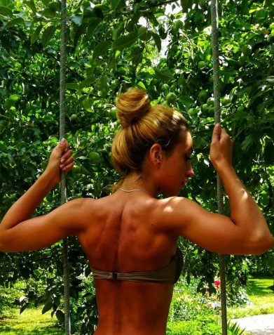 "Все ідеально": українка з найбільшими вилицями показала тіло до усіх операцій