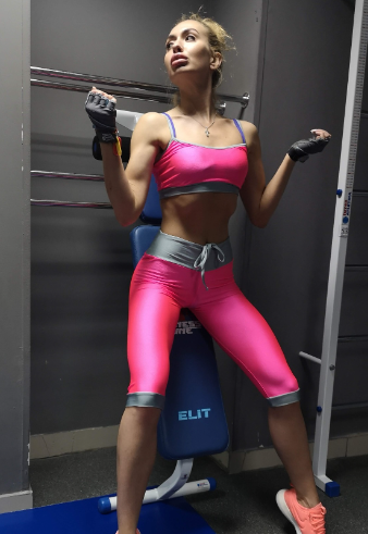 "Все ідеально": українка з найбільшими вилицями показала тіло до усіх операцій