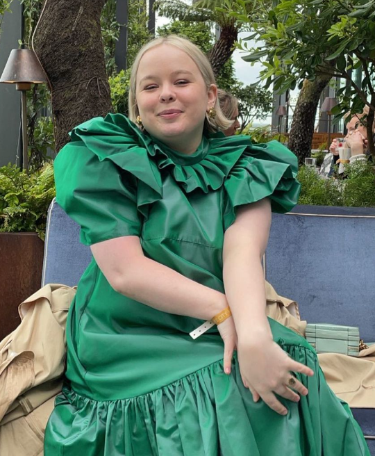 Какой была звезда "Бриджертонов" до сериала: будто другой человек (фото)