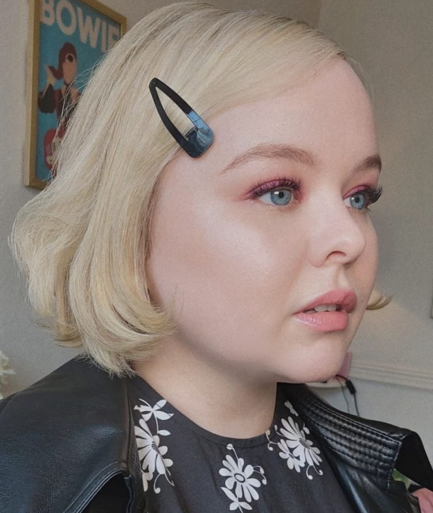 Какой была звезда "Бриджертонов" до сериала: будто другой человек (фото)