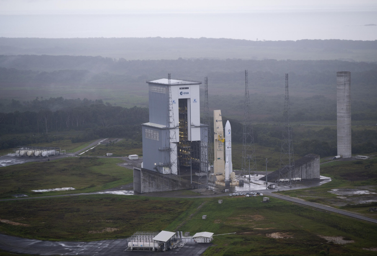 Українці помітили в небі незвичне блакитне сяйво: що про це відомо (фото, відео)