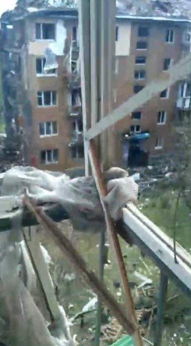 Батько відомої акторки опинився в епіцентрі ракетного удару: фото зруйнованої квартири