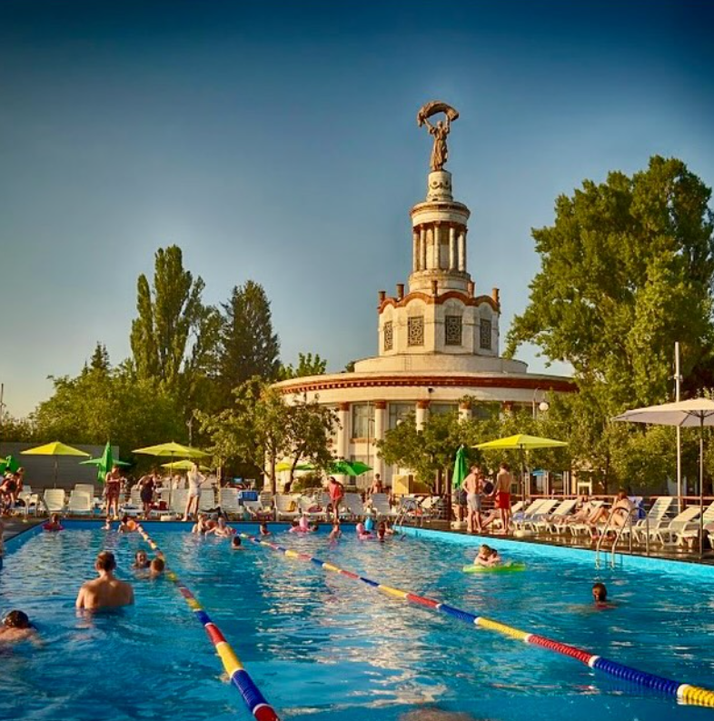 Порятунок від спеки у Києві. Де можна відпочити біля басейну і скільки це коштує